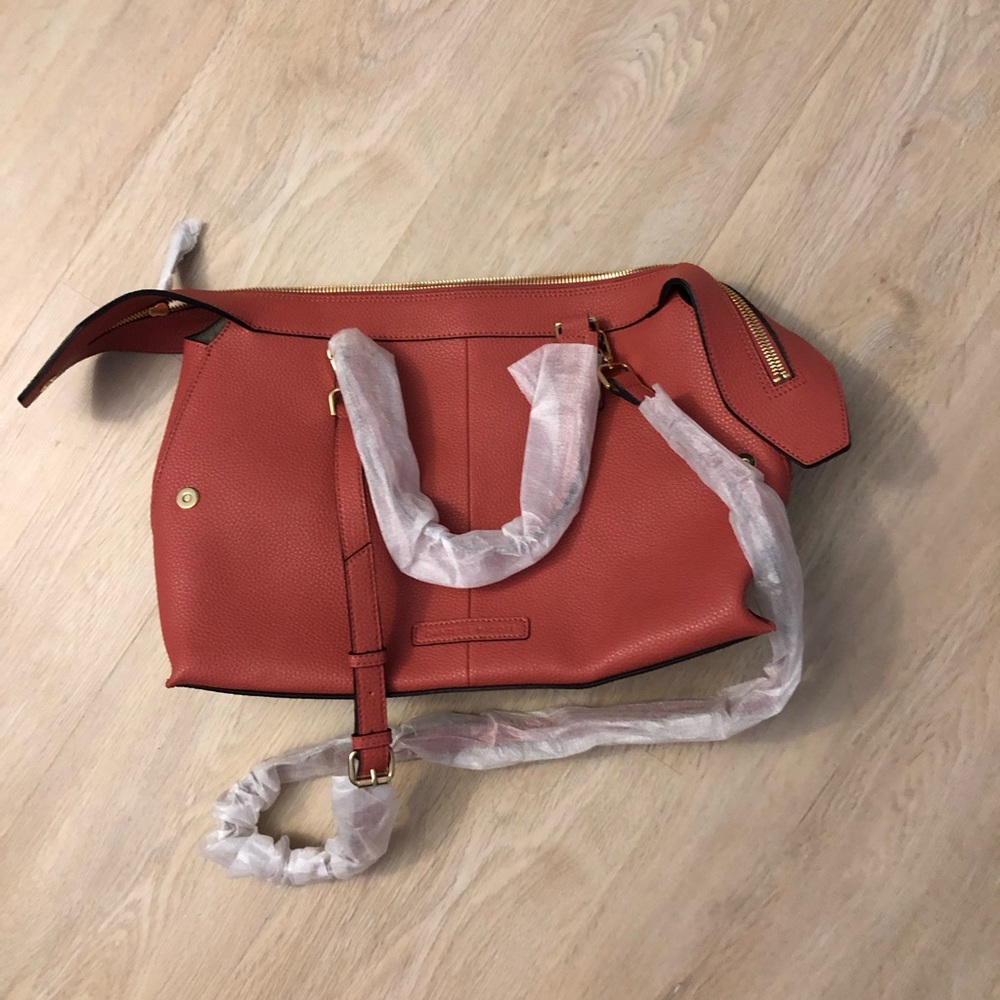 BRAND NEW PEACH LEATHER DANIELLE NICOLE HANDBAG